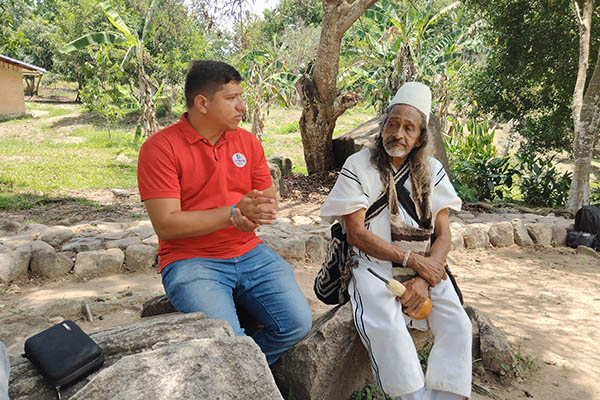  Amado Villafaña, cineasta y fotógrafo Arhuaco y Luis Guillermo Saumeth González, periodista de EL INFORMADOR. Foto Rony Barrera. 