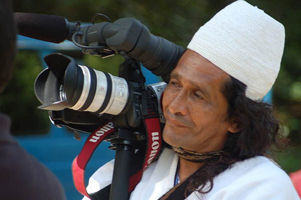 Afectado por la violencia que ocurría en el territorio Amado Villafaña tomó la decisión de domar una cámara y retratar los padecimientos de los cuatros pueblos indígenas de la Sierra Nevada de Santa Marta. Foto cortesía. 
