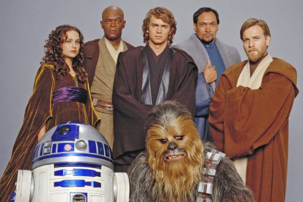 Parte del elenco de la película Star Wars: "Episode III Revenge of the Sith" (desde la izq) Natalie Portman (Padmé Amidala), Samuel L. Jackson (Mace Windu), Hayden Christensen (Anakin Skywalker), Jimmy Smits (Bail Organa), Ewan McGregor (Obi-Wan Kenobi), R2-D2 (R2-D2) y Peter Mayhew (Chewbacca). (Foto EFE/Lucas Film)