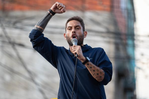 El candidato a la gobernación del estado de Miranda, Juan Requesens, habla durante un evento de cierre de campaña, en Caracas, Venezuela. El chavismo decretó por adelantado durante el cierre de la campaña electoral. (Foto EFE/ Ronald Peña R)
