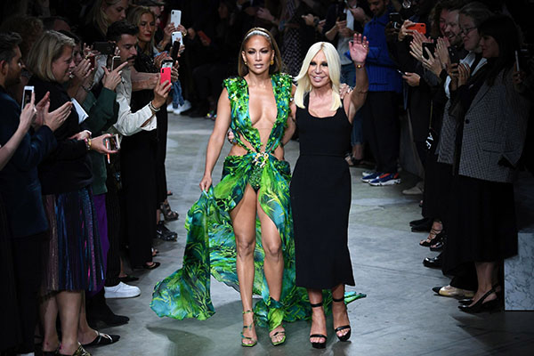 Donatella Versace y Jennifer Lopez en un desfile de Versace en la Semana de la Moda de Milán de 2019 (Foto EFE/EPA/Daniel Dal Zennaro)