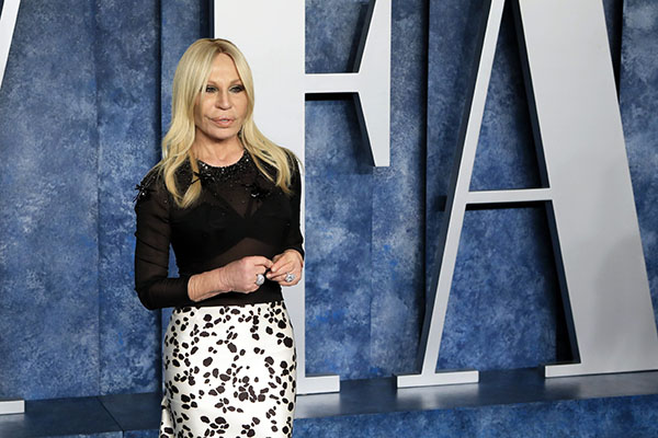 Donatella Versace ha sido un referente de la moda durante décadas. Actualmente reside en Milán, Italia. Su casa, ubicada en Via Gesú, es una residencia histórica en el centro de la ciudad. Además, también posee una histórica villa en el Lago Maggiore, llamada Villa Mondadori, en Meina.  (Foto EFE/EPA/Nina Prommer) 