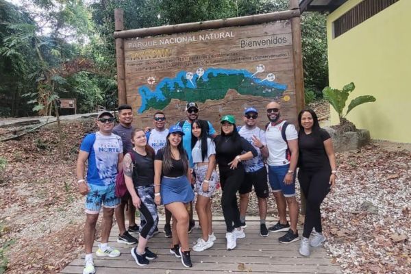 Turistas en el Parque Nacional Natural Tayrona. Foto cortesía