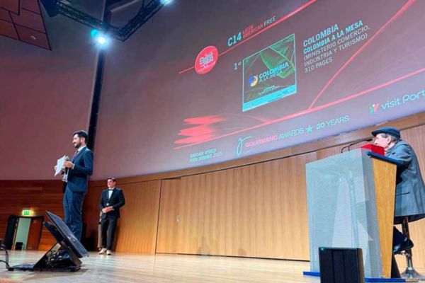 Juan David Herrera, Cónsul de Colombia en Lisboa recibiendo el galardón. 