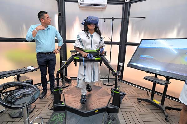 Fotografía sin fecha específica de toma cedida que muestra a un indígena Arhuaco haciendo uso de los recursos tecnológicos del Centro de Experiencias Turísticas Inmersivas en Santa Marta. Con 22 años y el compromiso de difundir un mensaje ancestral de respeto y preservación de la naturaleza, Sey’arin Villafaña se apropió de la realidad virtual y la inteligencia artificial para mostrar a colombianos y extranjeros las bellezas de lo que su etnia llama “el corazón del mundo”. (Foto EFE/ Gobernación del Magdalena) 