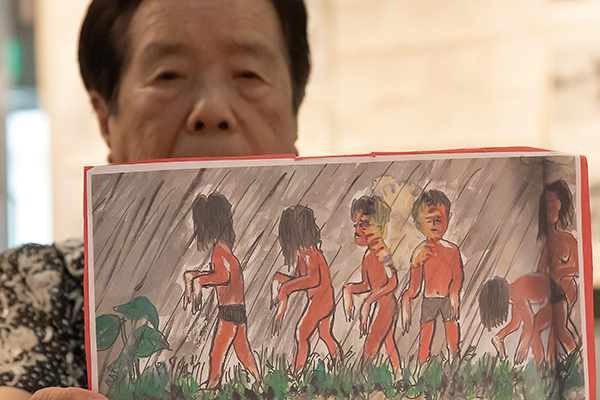 Hideko Nakano, que vivió los bombardeos, muestra una imagen de los cuerpos de los supervivientes de la bomba atómica, los llamados ‘hibakusha’. (Foto: Toñi Guerrero).