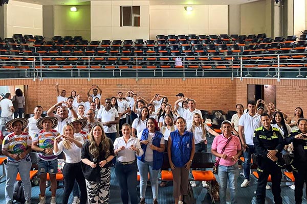 Julissa Mercado, secretaria de Inclusión Social, Mujer y Equidad de Género de Sucre, en compañía de los asistentes al evento. 