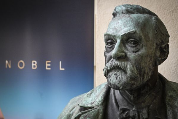 Busto de Alfred Nobel en la Fundación que lleva su nombre en Estocolmo. En muchos casos, y si negar el valor de quienes han sido reconocidos, las decisiones del jurado responden más a una lógica de equilibrios geopolíticos o culturales que a una evaluación objetiva de la excelencia. En esa tensión —entre lo que se premia y lo que se olvida— reside la verdad más incómoda del Nobel: no es un espejo transparente del talento humano, sino una construcción cultural atravesada por sus propias limitaciones. (EFE/EPA/Henrik Montgomery/TT).