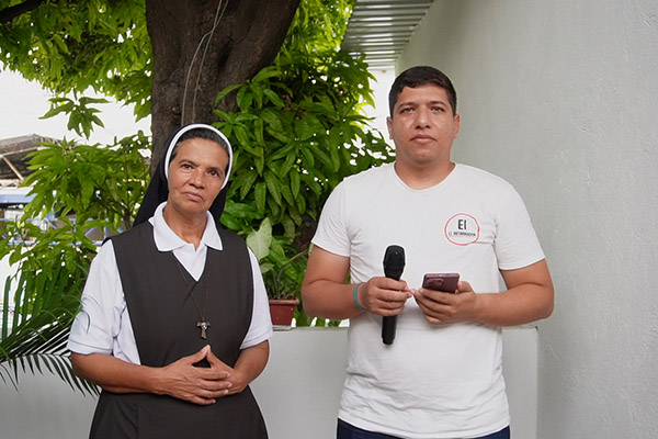 Hermana Gloria Cecilia Narváez y Luis Guillermo Saumeth, periodista de EL INFORMADOR.