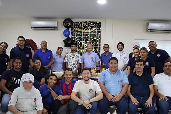 Don Luis Eduardo Pinzón, junto a sus trabajadores celebrando su cumpleaños. Foto cortesía de sus familiares.