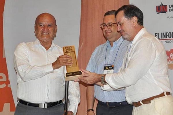 Eduardo Pinzón Alvarado recibiendo un premio por parte de la Cámara de Comercio. Foto cortesía de sus familiares
