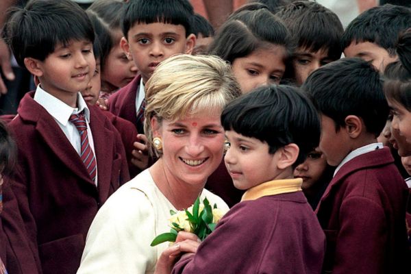 Imagen del 6 de junio de 1997, dos meses antes de su muerte, de Diana de Gales, visitando un colegio en el norte de Londres. (Foto EPA/Gerry Penny)