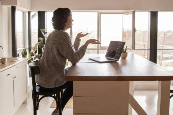 Hablar sobre el día a día desde la cotidianidad hace que las distancias físicas puedan olvidarse durante un rato. Foto: Katerina Bolovtsova