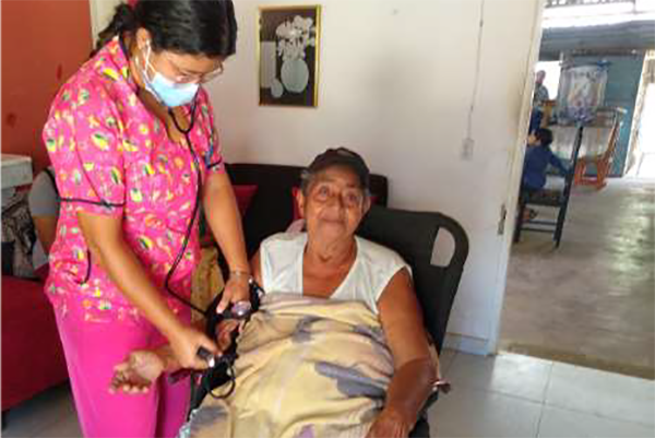 Los sofocos, sudores nocturnos e insomnio son las primeras señales de alarma, lo que se consideran consecuencias a corto plazo, si bien hay mujeres que afirman que “se libran” de ellos. Foto Minsalud 