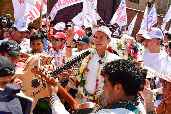 El expresidente y candidato Jorge Tuto Quiroga, centro saluda a simpatizantes, en Cochabamba, Bolivia. Los candidatos a la Presidencia de Bolivia que se medirán en la segunda vuelta de hoy  19 de octubre, destacaron, cada quien por su cuenta, la otorgación del premio Nobel de la Paz 2025 a la líder opositora venezolana María Corina Machado. (Foto EFE/ Jorge Abrego)