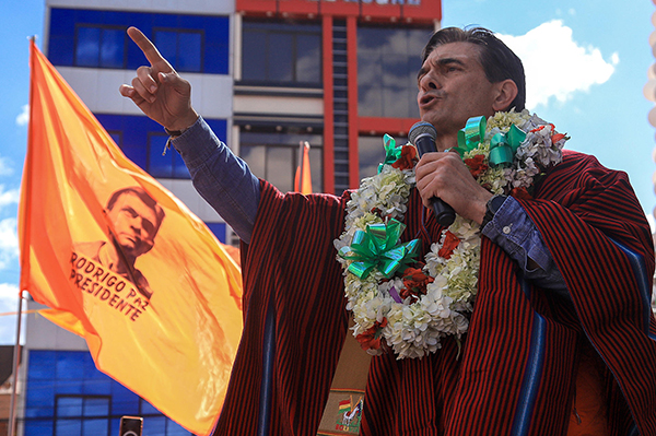 Fotografía del candidato a la Presidencia de Bolivia, Rodrigo Paz, del Partido Demócrata Cristiano (PDC), hablando durante el cierre de su campaña en El Alto, Bolivia. Exdiputado, exalcalde, economista de profesión y nacido en España por el exilio de sus padres, el senador centrista Rodrigo Paz Pereira aspira a revalidar el apoyo mayoritariamente popular que lo llevó a disputar la segunda vuelta presidencial hoy 19 de octubre con el exmandatario conservador Jorge Tuto Quiroga. (Foto EFE/ Gabriel Márquez Archivo) Fotografía del candidato a la Presidencia de Bolivia, Rodrigo Paz, del Partido Demócrata Cristiano (PDC), hablando durante el cierre de su campaña en El Alto, Bolivia. Exdiputado, exalcalde, economista de profesión y nacido en España por el exilio de sus padres, el senador centrista Rodrigo Paz Pereira aspira a revalidar el apoyo mayoritariamente popular que lo llevó a disputar la segunda vuelta presidencial hoy 19 de octubre con el exmandatario conservador Jorge Tuto Quiroga. (Foto EFE/ Gabriel Márquez Archivo)