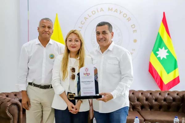 La directora nacional del Icfes, Elizabeth Blandón, con el alcalde Dumek Turbay en la entrega de reconocimientos a instituciones educativas oficiales destacadas. Foto Alcaldía de Cartagena