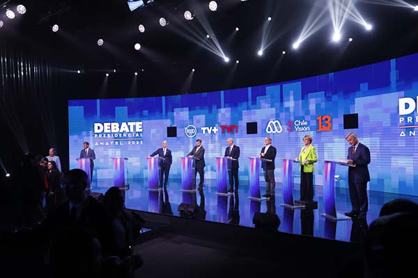 Los ocho candidatos a la Presidencia chilena se preparan para el último debate antes de las elecciones de hoy domingo, una cita que será decisiva para convencer al gran número de electores que, según los expertos, aún no han decidido su voto. (EFE/ Elvis González)