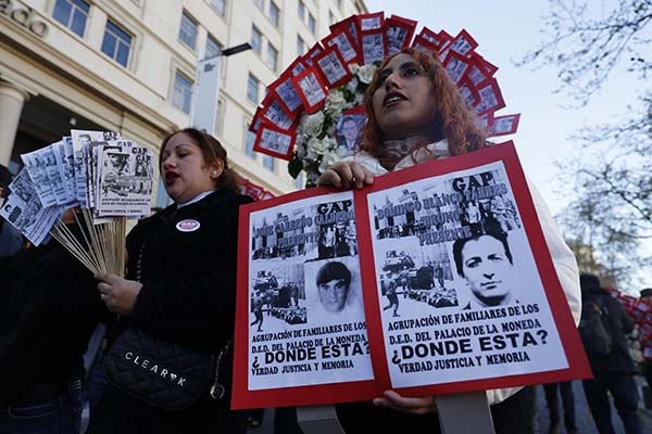 Aunque hace 52 años que terminó la dictadura de Augusto Pinochet (1973-1990), ha vuelto a ser un tema a debate en la campaña a las presidenciales de hoy: por primera vez en la historia, tres de los ocho candidatos a La Moneda justifican el golpe y, en distinta medida, la dictadura, y dos de ellos son familiares directos de altos cargos durante el régimen. (Foto EFE/ Elvis González) Aunque hace 52 años que terminó la dictadura de Augusto Pinochet (1973-1990), ha vuelto a ser un tema a debate en la campaña a las presidenciales de hoy: por primera vez en la historia, tres de los ocho candidatos a La Moneda justifican el golpe y, en distinta medida, la dictadura, y dos de ellos son familiares directos de altos cargos durante el régimen. (Foto EFE/ Elvis González)