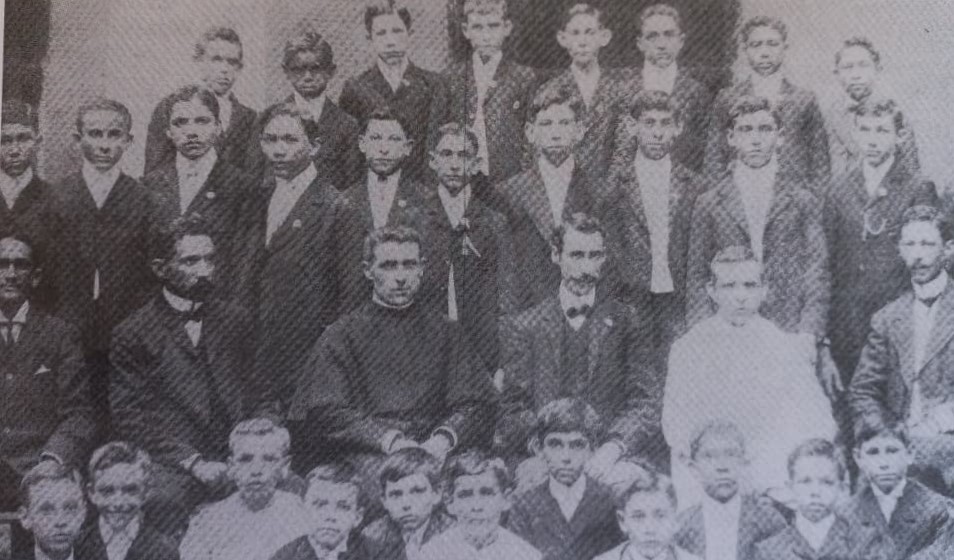 Grupo de profesores y estudiantes del Liceo Celedón. José Benito Vives (esquina inferior izquierda) Foto derechos reservados EL INFORMADOR