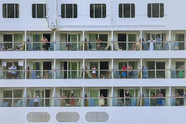 Turistas en sus habitaciones. Foto EFE/ Bienvenido Velasco