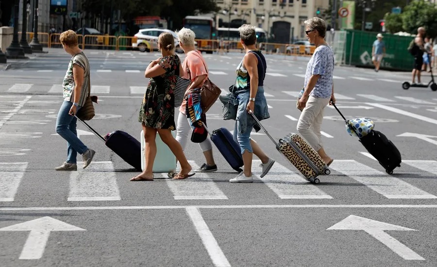 Turistas con sus maletas saliendo de un hotel, en una imagen de archivo. Foto EFE/Juan Carlos Cárdenas