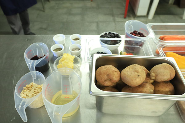 Ingredientes frescos y previamente medidos se alistan en la mesa de cocina para la preparación de los diferentes platos durante. Foto Derechos Reservados EL INFORMADOR Ingredientes frescos y previamente medidos se alistan en la mesa de cocina para la preparación de los diferentes platos durante. Foto Derechos Reservados EL INFORMADOR
