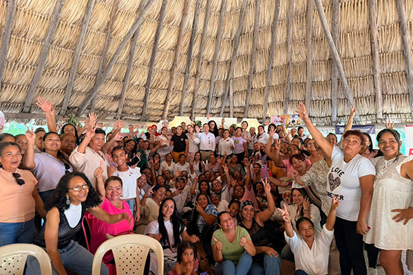 Funcionarias de Drummond en compañía de mujeres cesarenses en el conversatorio de liderazgo femenino. Foto Drummond