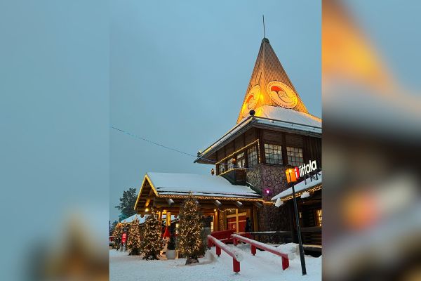 Las casas en  Rovaniemi, Laponia, conservan el mismo estilo, lo que es aprovechado también por los   visitantes; ese estilo navideño de decoración se ha popularizado en el mundo entero propio de la navidad. (Foto EL INFORMADOR)