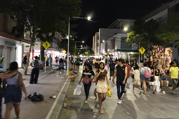 Alta afluencia de compradores se registró el pasado sábado durante ‘La Quinta Despierta’, evento que impulsó las ventas y dinamizó el comercio en la Avenida Campo Serrano de Santa Marta. Foto derechos reservados EL INFORMADOR. 