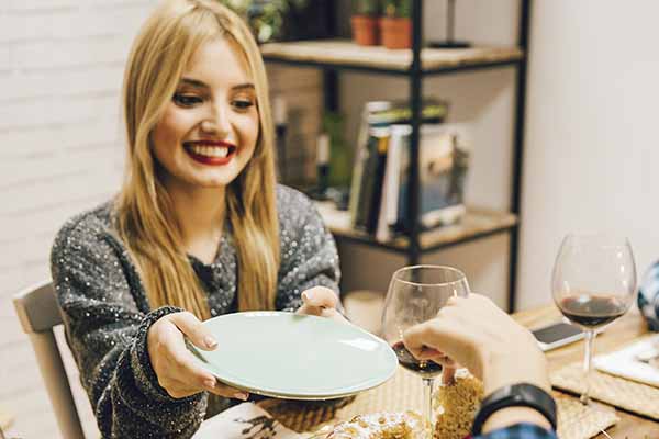 El consumo excesivo y prolongado de los típicos dulces y postres navideños, altamente calóricos, fomenta el sobrepeso. Foto: Freepik.