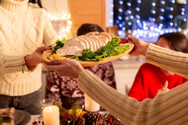 En Navidad y Año Nuevo podemos incorporar prácticas alimenticias de otros países que favorecen la salud a largo plazo. (Foto: Freepik).