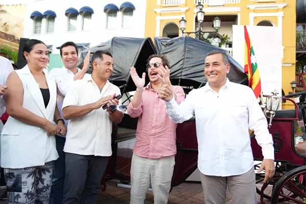 Dumek Turbay, Alcalde de Cartagena en la entrega oficia de los coches eléctricos. Foto Alcaldía de Cartagena 