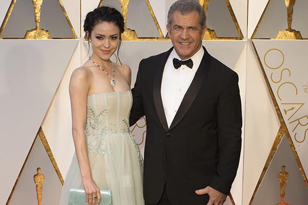 El actor y director Mel Gibson y actual pareja, Rosalind Ross, en una imagen de archivo. (Foto EFE/Armando Arorizo)