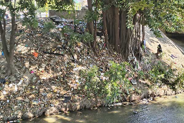 Montones de basura permanecen sin control incluso en sectores del recién entregado Parque Lineal del río Manzanares, generando preocupación por la falta de prevención ambiental. Foto derechos reservados EL INFORMADOR. Montones de basura permanecen sin control incluso en sectores del recién entregado Parque Lineal del río Manzanares, generando preocupación por la falta de prevención ambiental. Foto derechos reservados EL INFORMADOR.