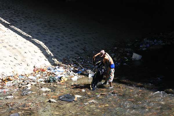Habitantes de calle se refugian bajo el puente de la avenida Campo Serrano, exponiendo su vida ante una posible creciente súbita del río durante la temporada de lluvias. Foto derechos reservados EL INFORMADOR. Habitantes de calle se refugian bajo el puente de la avenida Campo Serrano, exponiendo su vida ante una posible creciente súbita del río durante la temporada de lluvias. Foto derechos reservados EL INFORMADOR.