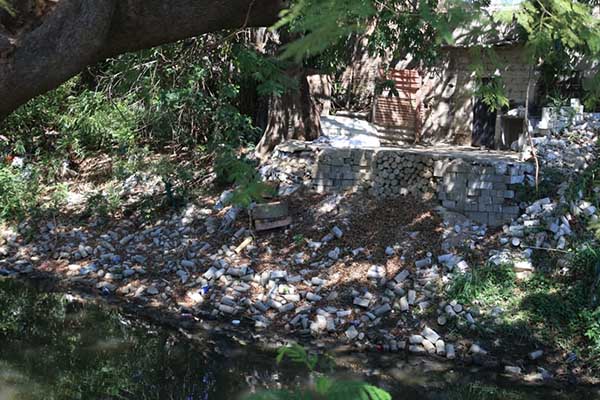 Viviendas ubicadas a pocos metros del cauce han invadido la ronda hídrica, construyendo patios y estructuras que agravan la contaminación y ponen en riesgo el equilibrio del afluente. Foto derechos reservados EL INFORMADOR. Viviendas ubicadas a pocos metros del cauce han invadido la ronda hídrica, construyendo patios y estructuras que agravan la contaminación y ponen en riesgo el equilibrio del afluente. Foto derechos reservados EL INFORMADOR.