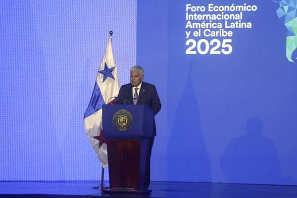 Fotografía de archivo del 29 de enero de 2025 que muestra al presidente de Panamá, José Raúl Mulino, hablando durante la apertura del Foro Económico Internacional de América Latina y el Caribe 2025 en Ciudad de Panamá. EFE/ Carlos Lemos/archivo