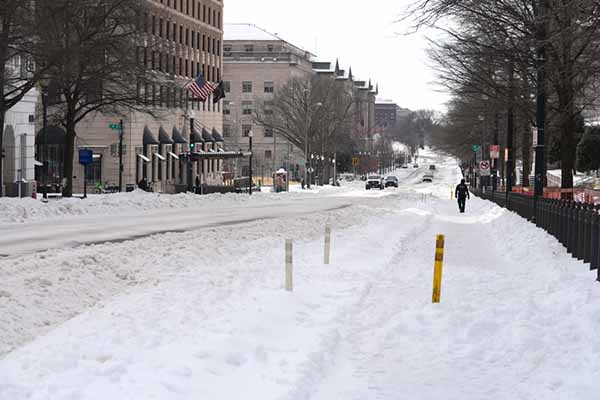 La gran tormenta de hielo y nieve que ha afectado a dos tercios de la geografía estadounidense dejó el domingo al menos seis muertos y ha producido cortes eléctricos durante la jornada en más de un millón de hogares. EFE/ Octavio Guzmán