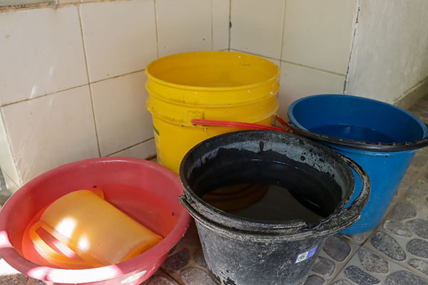 El desabastecimiento de agua obliga a miles de familias a almacenar líquido en recipientes y pimpinas, generando criaderos del mosquito transmisor del dengue. Foto Personería Distrital 