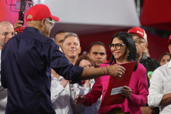 La presidenta encargada de Venezuela, Delcy Rodríguez (d), recibe un documento de su hermano y presidente del Parlamento, Jorge Rodríguez (i) en Caracas (Venezuela). Rodríguez firmó la reforma de la Ley Orgánica de Hidrocarburos, luego de que recibiera de manos de su hermano Jorge Rodríguez el texto aprobado por unanimidad durante esta jornada. EFE/ Miguel Gutiérrez