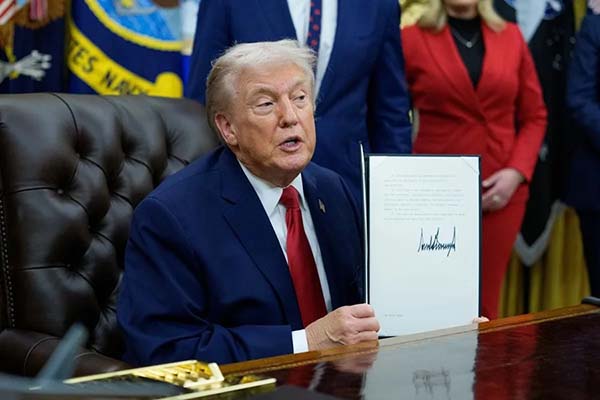 El presidente de Estados Unidos, Donald J. Trump, firmando la orden ejecutiva. EFE/EPA/Aaron Schwartz