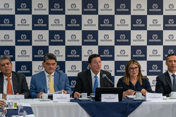 La comisión está conformada por el Registrador nacional del Estado Civil, Hernán Penagos, junto con Luz Adriana Camargo Garzón, fiscal general de la Nación; Gregorio Eljach Pacheco, procurador general de la Nación; Carlos Hernán Rodríguez Becerra, contralor general de la República; Pedro Sánchez Suárez, ministro de Defensa Nacional. Foto Registraduría.