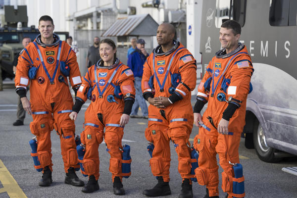El astronauta de la Agencia Espacial Canadiense (CSA), Jeremy Hansen; la especialista de misión Christina Koch; el piloto Victor Glover y el comandante Reid Wiseman posando al salir del Edificio de Operaciones y Verificación Neil A. Armstrong en el Centro Espacial Kennedy en Cabo Cañaveral, EE.UU. EFE/ Aubrey Gemignani/ NASA