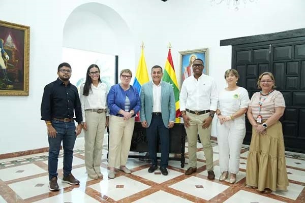 Dumek Turbay, alcalde de Cartagena, en compañía de Martina Klumpp, embajadora de Alemania en Colombia, y funcionarios de la alcaldía. Foto Alcaldía de Cartagena