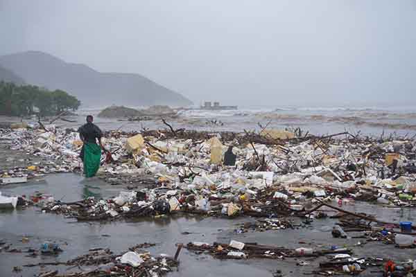 En las fotografías se observa una gran acumulación de basura, troncos, plásticos y desechos arrastrados por la corriente, que terminaron concentrándose en la franja costera tras las fuertes lluvias. Foto derechos reservados EL INFORMADOR