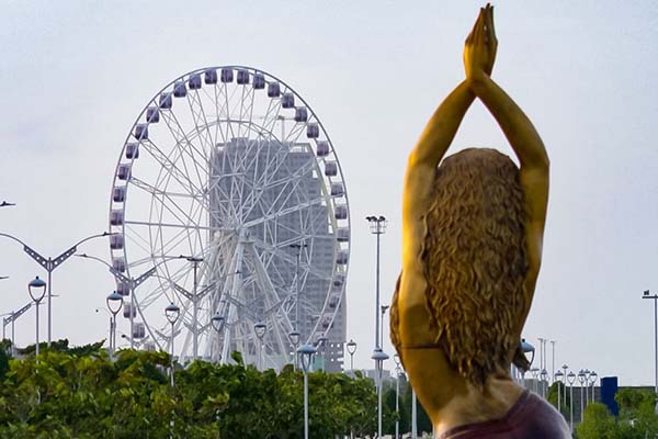 Estatua de Shakira y la Luna del Río, ubicadas en el Malecón del Río en Barranquilla. Foto Alcaldía de Barranquilla