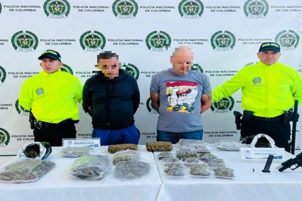 El comandante de la Policía Metropolitana de Valledupar, teniente coronel Hernán Mauricio Torres Rozo, informó que durante los procedimientos fueron capturados “El Profe” y “Copete”. Foto Policía Nacional 