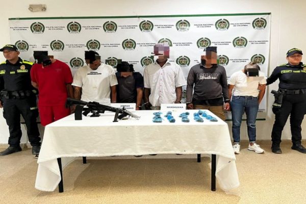 Los capturados y los elementos incautados fueron dejados a disposición de la Fiscalía General de la Nación por los delitos de concierto para delinquir para homicidio, fabricación y porte de armas de fuego, y tráfico de estupefacientes. Foto Policía Nacional
