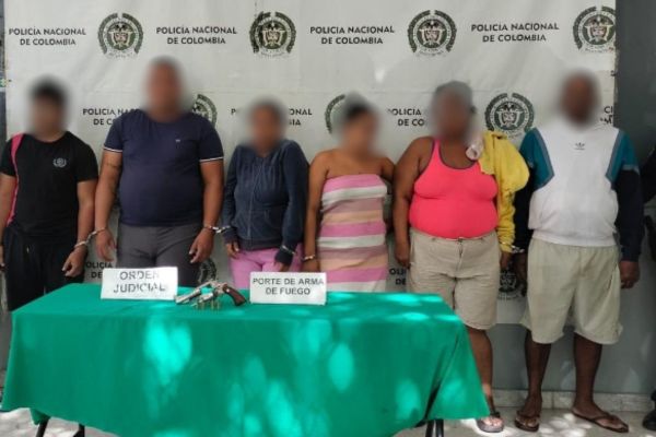 Leonardo Fabio Gómez Moncada, Álvaro Lagos Camargo, Carmen Liliana Vaca Castañeda, Jessica Alexandra Pérez Moreno, Jenny Fernanda Triana Becerra y Jorge Enrique Becerra Vera, capturados por la Fiscalía. Foto Fiscalía 